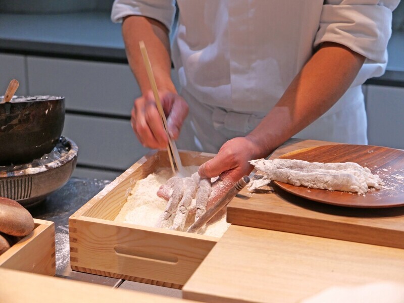 「龍富天婦羅」屬於關西風的天婦羅料理手法，使用不含雞蛋的純白麵衣。