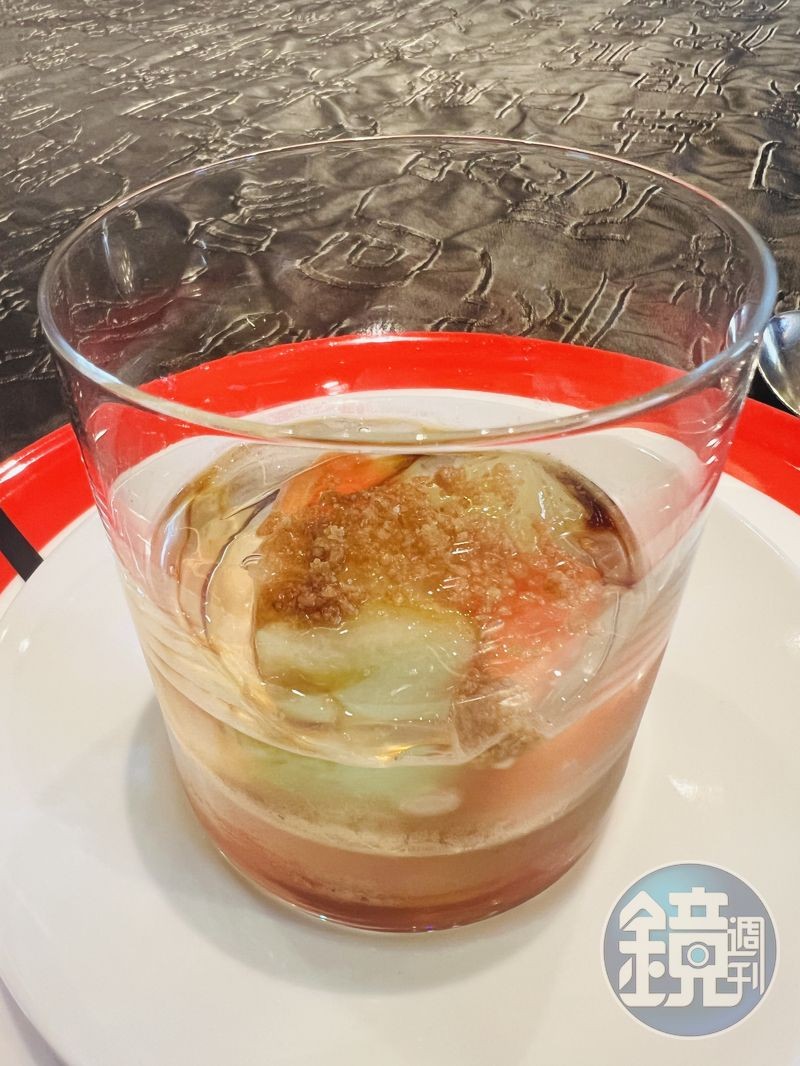 「四川時果冰粉」的亮點是主廚特製黑糖蜜,加上黃豆粉與當季鮮果,入口冰涼清甜。
