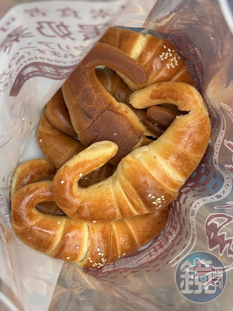 剛出爐的金牛角又酥又香，吸引遊客排隊搶買。（25元／個）