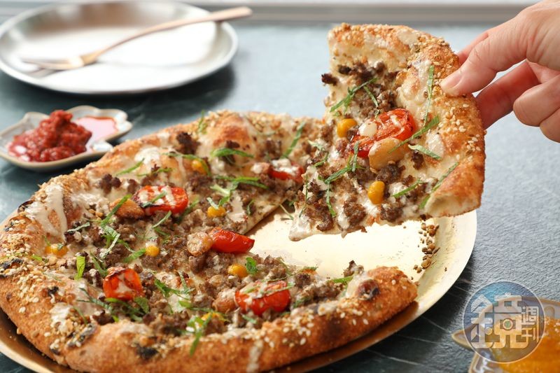 Pizza Hamsa 人氣口味「Kebab卡霸牛披薩」以漢堡肉搭配烤小番茄、油封大蒜、白芝麻醬、薄荷絲與中東青芒果。(390元/份)