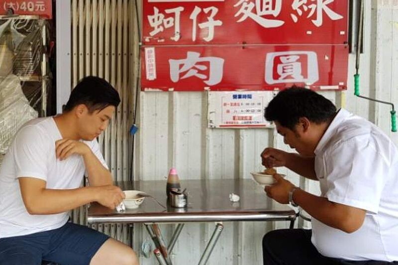 節目大紅之後，還有人挖出安成宰（左）7年前來台，穿著汗衫吃大腸蚵仔麵線的IG貼文。（翻攝網路）