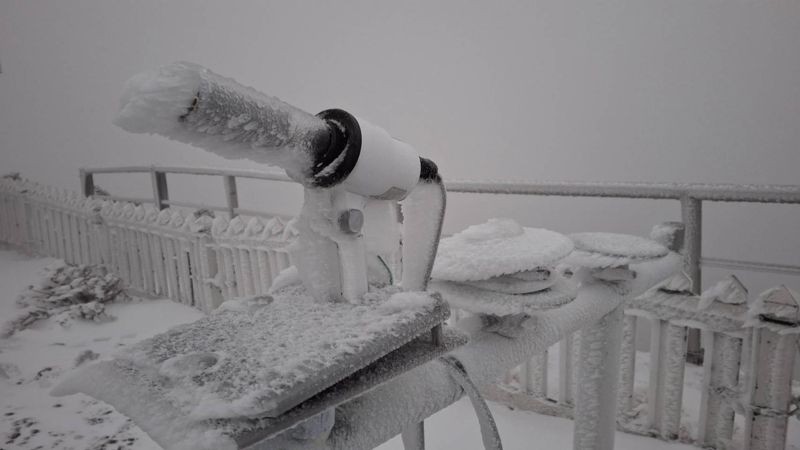 玉山累積積雪1公分並持續降雪，一片銀白世界宛如仙境。（翻攝自臉書粉專報天氣 - 中央氣象署）