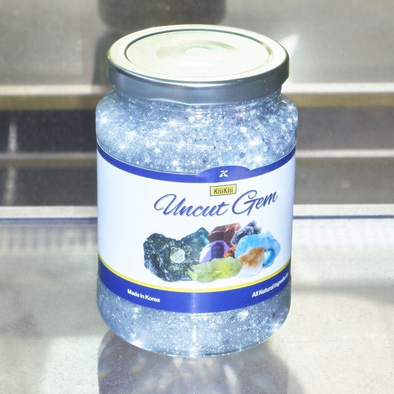 KiiiKiii新EP《UNCUT_GEM》封面，打造Y2K復古美學形象。（STARSHIP 提供）