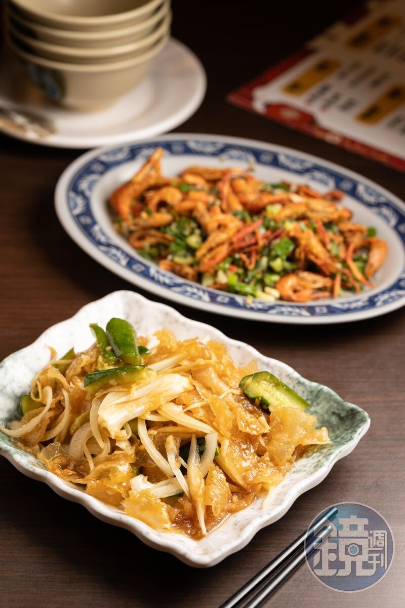 口感近似於海蜇皮的「涼拌山豬皮」(前,220元/份)酸爽開胃;標榜正野生的「鹹酥溪蝦」(後,300元/份)每隻蝦吃起來都很有肉。
