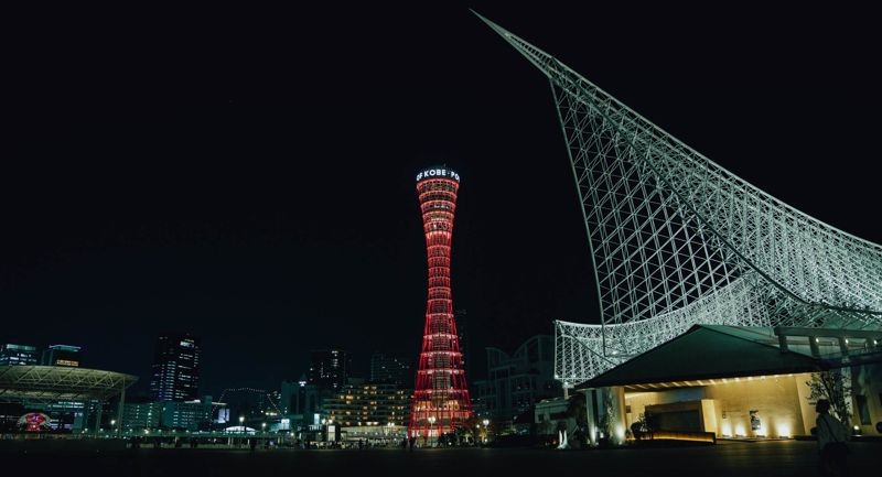 神戶塔是神戶知名地標，更為被稱為日本三大夜景的神戶夜景增添迷人景色。（星宇航空提供）