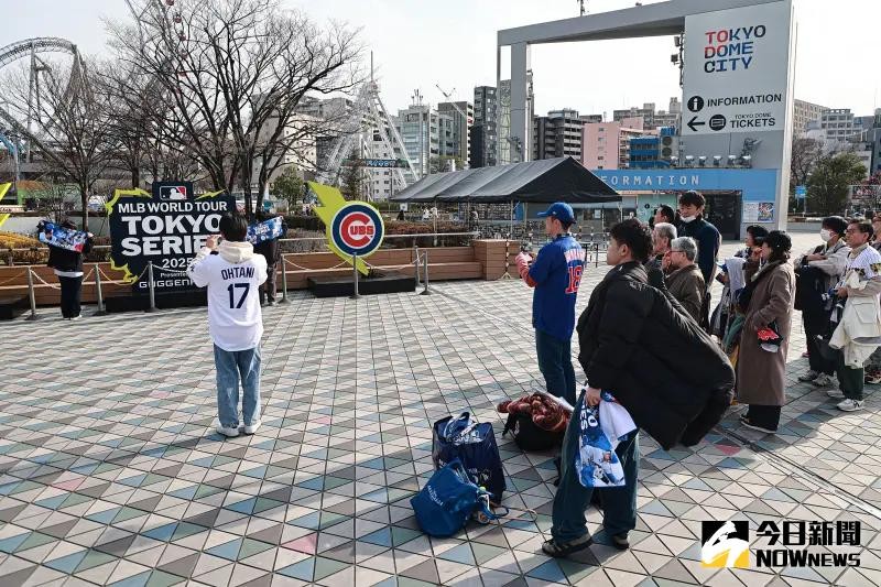 ▲東京巨蛋入口處湧入許多球迷拍照。（圖/記者葉政勳攝）