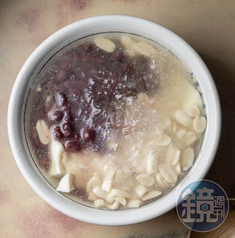以山泉水製作的「豆花」特別香甜，與久熬的紅豆、花生一起入口，是飯後最佳甜品。（35元／碗，可選1至2種料）