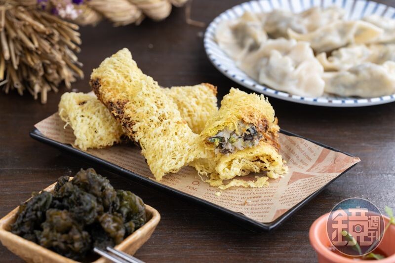 來這裡才吃得到的銅板美食「雨來菇春捲」(前,25元/個)口感香酥;「雨來菇水餃」(後,60元/10顆)內餡口感像更細緻的木耳。