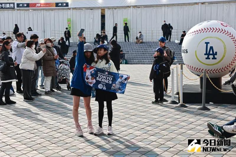 ▲東京巨蛋入口處大型比賽球湧入許多球迷拍照。（圖/記者葉政勳攝）