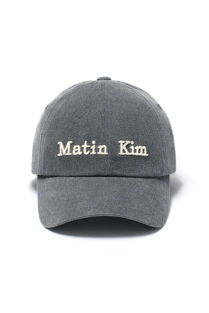 立體LOGO刺繡棒球帽(水洗灰)。NT$1,690(MATIN KIM提供)