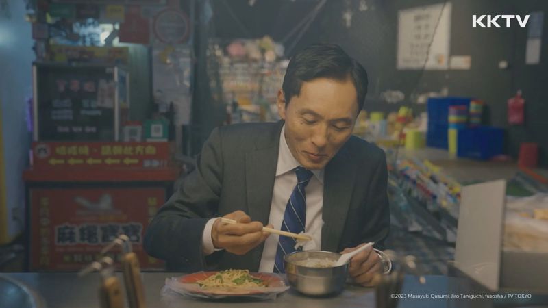 《孤獨的美食家2024跨年特別篇》曾到台北饒河夜市取景，松重豐吃得津津有味。（KKTV提供）