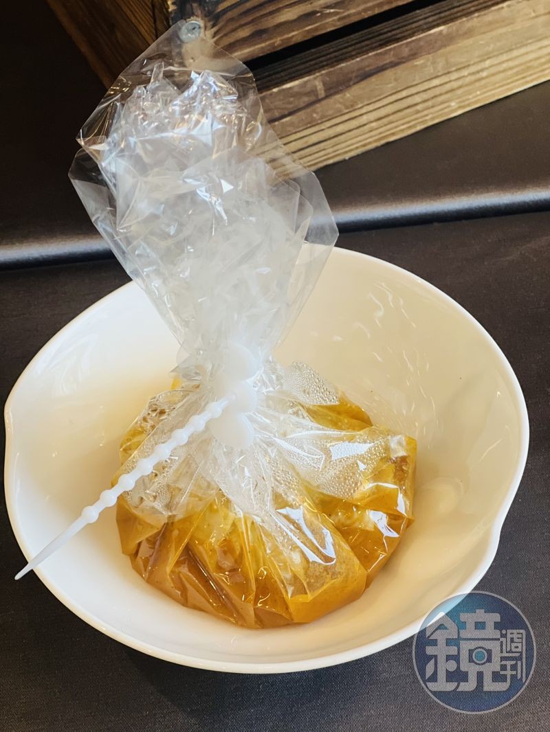 包入義大利法塔玻璃紙,以小火蒸製,讓熱氣在袋中360度循環,可充分鎖住醬香與鮮嫩魚肉。