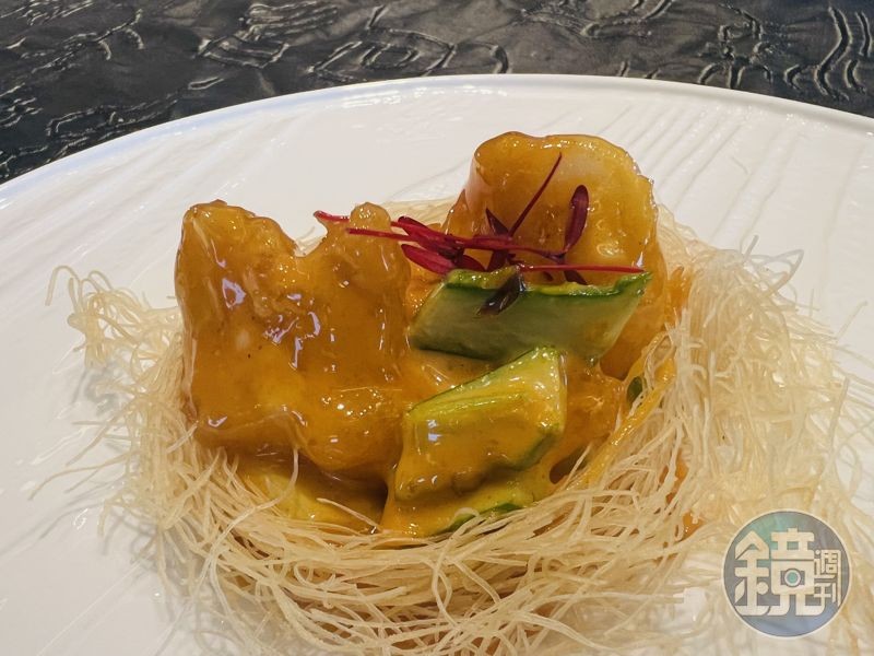 「馬拉醬明蝦」將新鮮活明蝦高溫油炸至金黃酥脆,鎖住肉質鮮甜,再拌入四川飯店特製的微辣美乃滋醬,頗具東南亞風情。