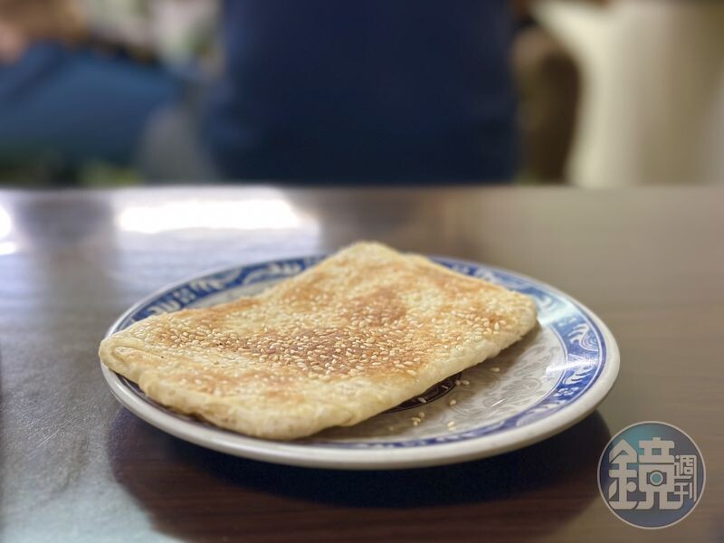 「燒餅」薄酥帶一點韌度,淺淺的焦香與甜味,相當迷人。(17元/個)
