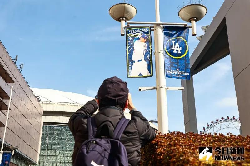 <p>▲東京巨蛋一進入球場周圍就是日式球員關東旗。（圖/記者葉政勳攝）</p>