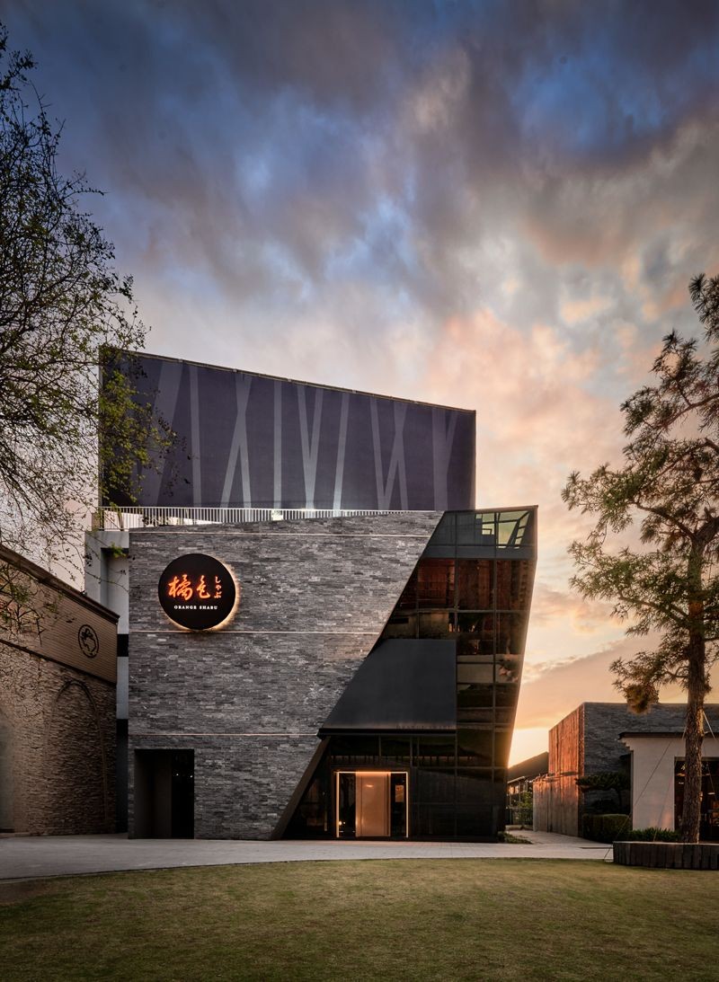 橘色涮涮屋台中館以全新獨棟建築,座落於七期核心地帶的市政路,帶來更寬敞的用餐空間與延長的營業時間。(橘色提供)