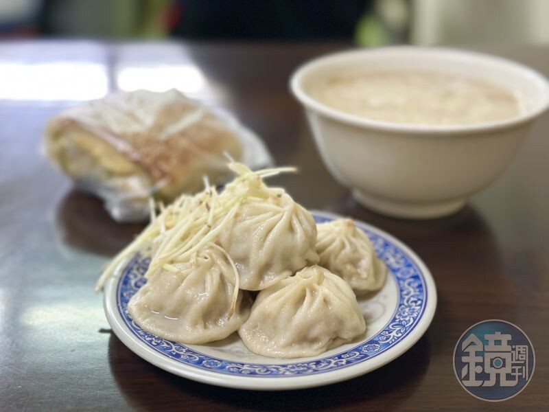 「小籠湯包」外皮薄軟、肉餡鮮美,一口咬下會爆汁。(45元/半籠、5個)