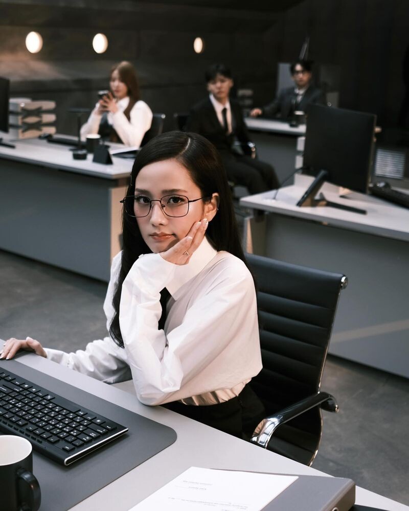 JISOO新專輯《Amortage》成績亮眼,台灣BLINK將有機會親眼欣賞新歌表演。(翻攝JISOO INS)