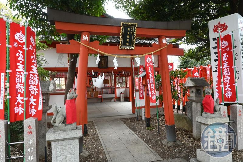 從「庄內通站」步行約十分鐘左右就能抵達伊奴神社。
