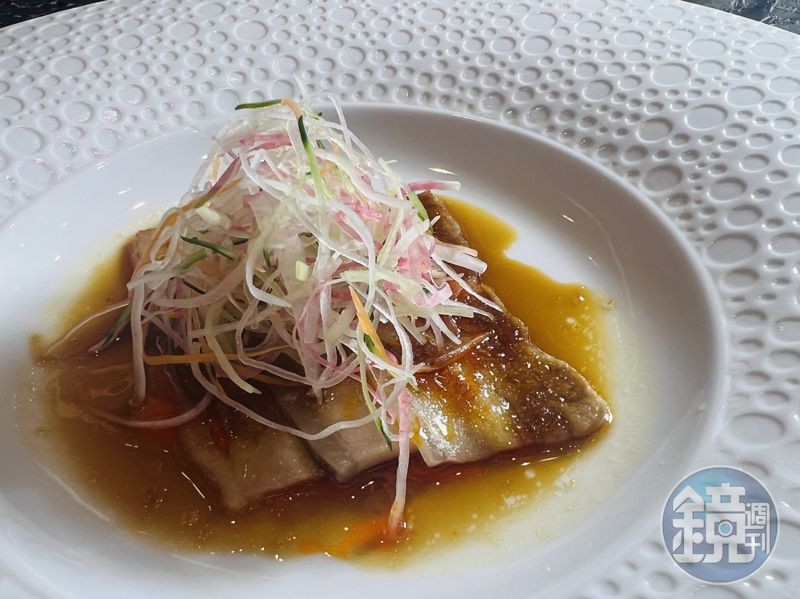 即使是經典川菜「雲白肉」,陳建太郎也加入大量蔬菜絲,讓風味平衡清爽。