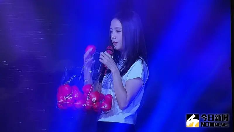 ▲Jisoo在安可環節，丟簽名球給台下。（圖／讀者提供）