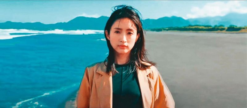 懷第一胎的林依晨,當時拍攝汽車代言廣告,不留痕跡地遮蔽孕肚。(翻攝自Ford Taiwan YouTube)