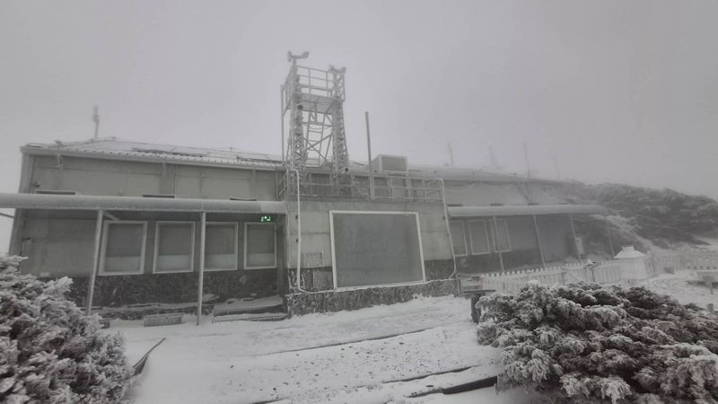 玉山累積積雪1公分並持續降雪，一片銀白世界宛如仙境。（翻攝自臉書粉專報天氣 - 中央氣象署）