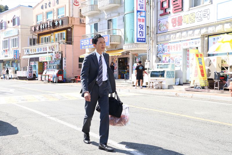 電影飛往韓國巨濟島進行拍攝，松重豐透露起初在預想的是更大的拍攝規模，但因預算限制作罷。（采昌國際多媒體提供）