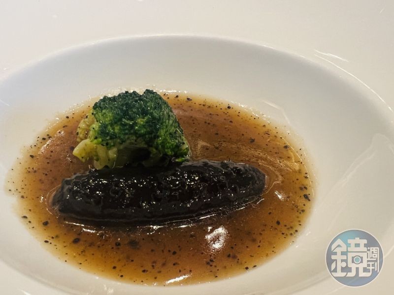 最後加入現刨黑松露的「黑松露紅燒海參」,海味稍嫌濃厚。