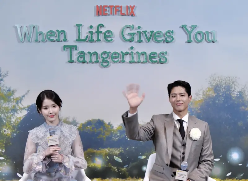 ▲朴寶劍（右）跟IU一見到台灣記者，開心揮手打招呼。（圖／Netflix）