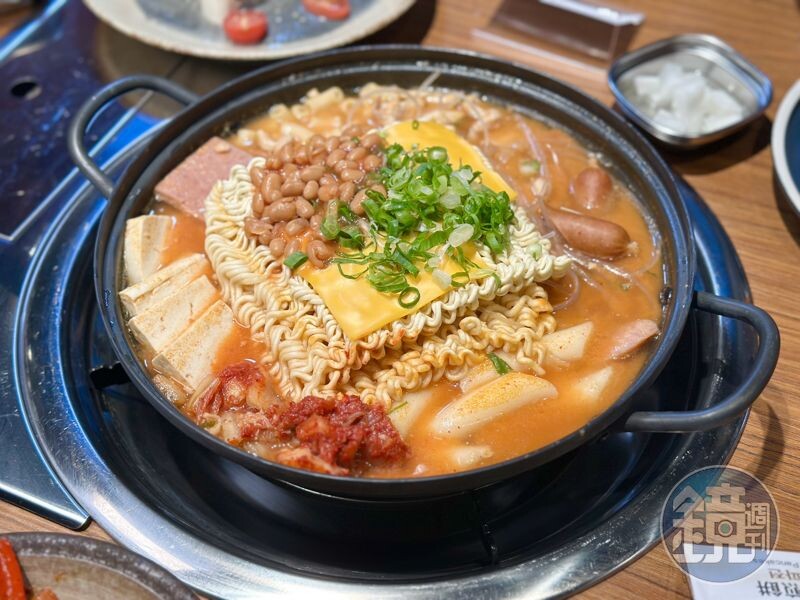 「美軍部隊鍋」湯汁濃郁辛口，有泡麵、年糕增加飽足感。（580元／份）