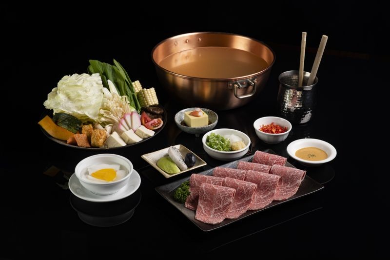暢銷經典美國頂級牛⼩排是老饕們的最愛,手工去筋、去油花,造就軟嫩又帶嚼勁的絕佳口感。(橘色提供)