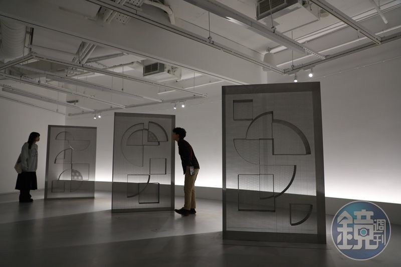在雲展區,可以看到沖孔金屬和幾何線條交織,展現模糊實體與虛空的界限。