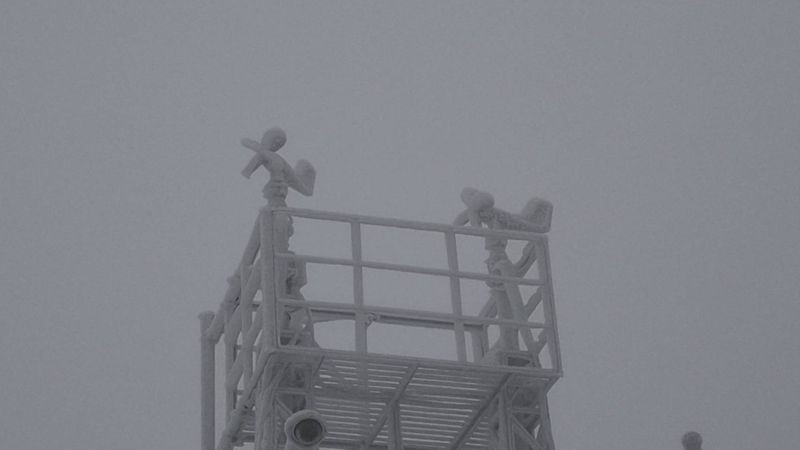 玉山累積積雪1公分並持續降雪，一片銀白世界宛如仙境。（翻攝自臉書粉專報天氣 - 中央氣象署）