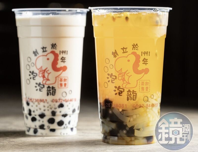 泡泡龍的「珍珠奶茶」（左，55元／大杯）有放西米露增加口感；「百香雙響炮」（右，45元／大杯）也是人氣飲品。
