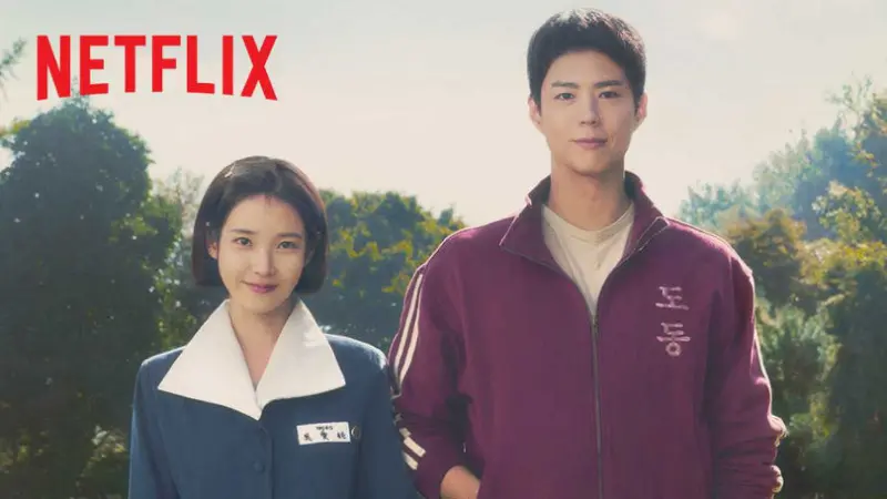 ▲女星IU(左)與朴寶劍(右)共同主演的新劇《苦盡柑來遇見你》將於3月7日播出。劇中,IU與朴寶劍飾演一對年輕情侶,在濟州島的美景中展開浪漫故事。(圖/Netflixkr IG)