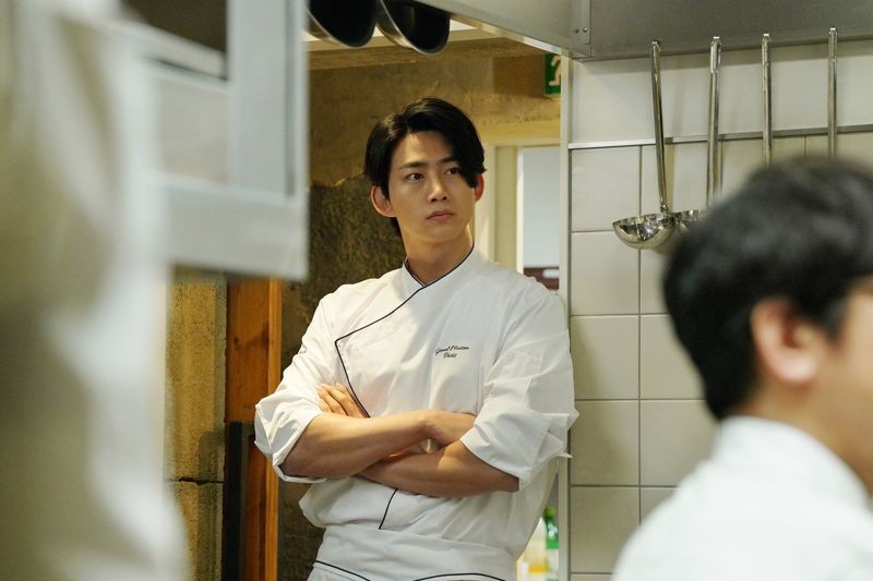 玉澤演在《型男主廚三星夢：巴黎篇》飾演甜點師「元」，在片中流利切換韓文、日文與法文。（采昌國際多媒體提供）
