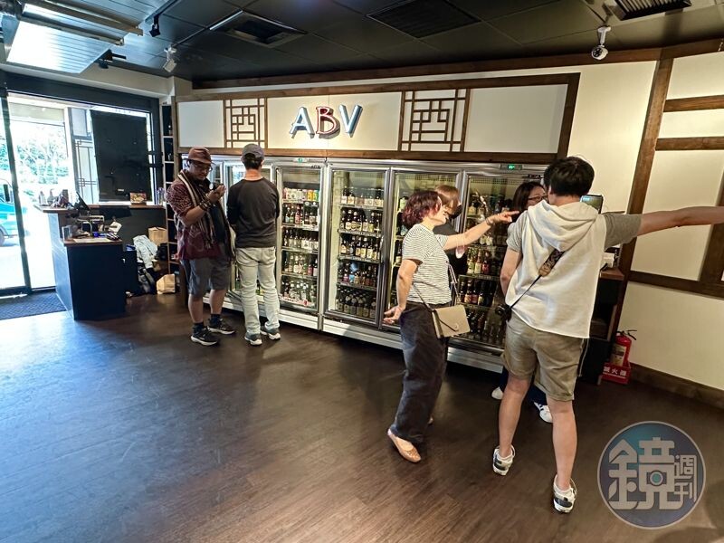 有別於一般韓式料理配燒酒，這裡可以混搭超過300種精釀啤酒。