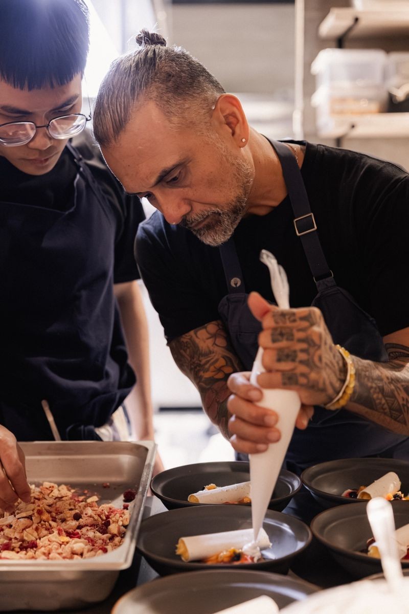 紐西蘭名廚Chef Michael Meredith主動發起公益餐會活動,為台灣綠色方舟募款。(CHALET V提供)