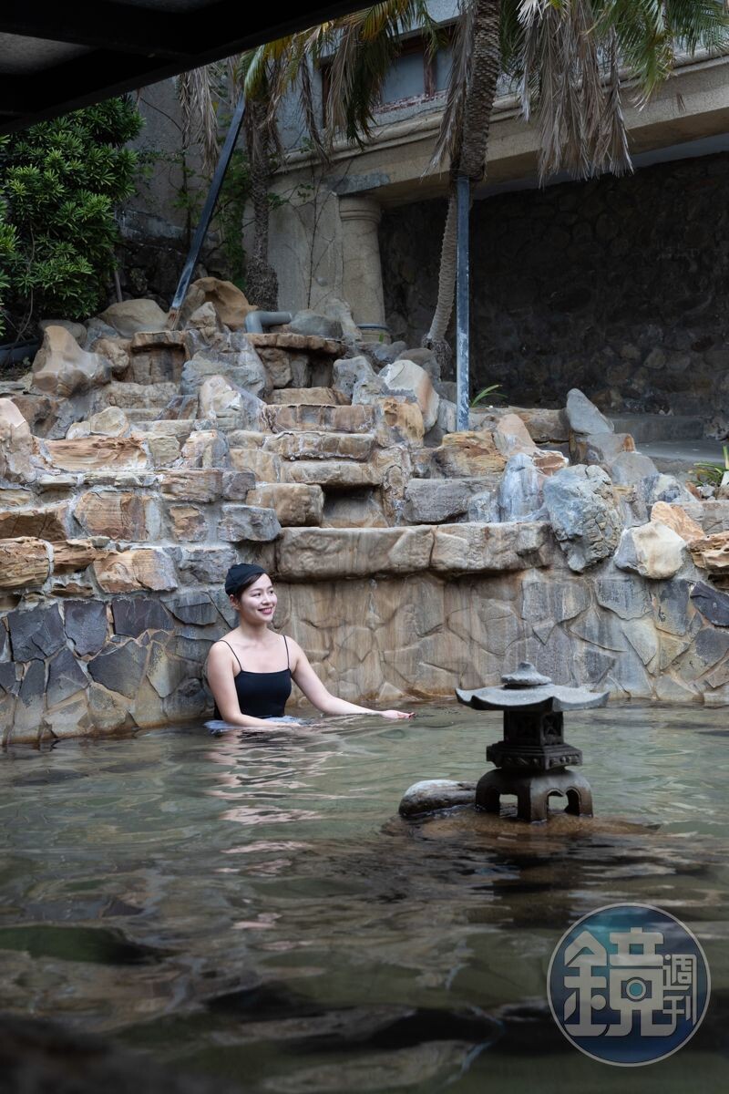清泉日式溫泉館擁有自地下天然湧泉,大眾池「露天風呂」需穿著泳衣、泳帽入場。