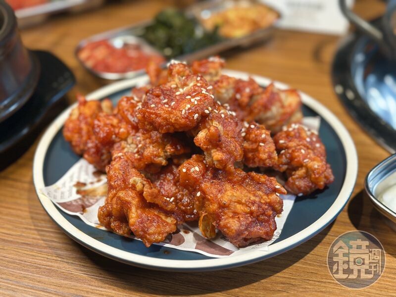 「經典洋釀炸雞」裹著甜甜辣辣的韓式醬料，香酥涮嘴。（359元／份）