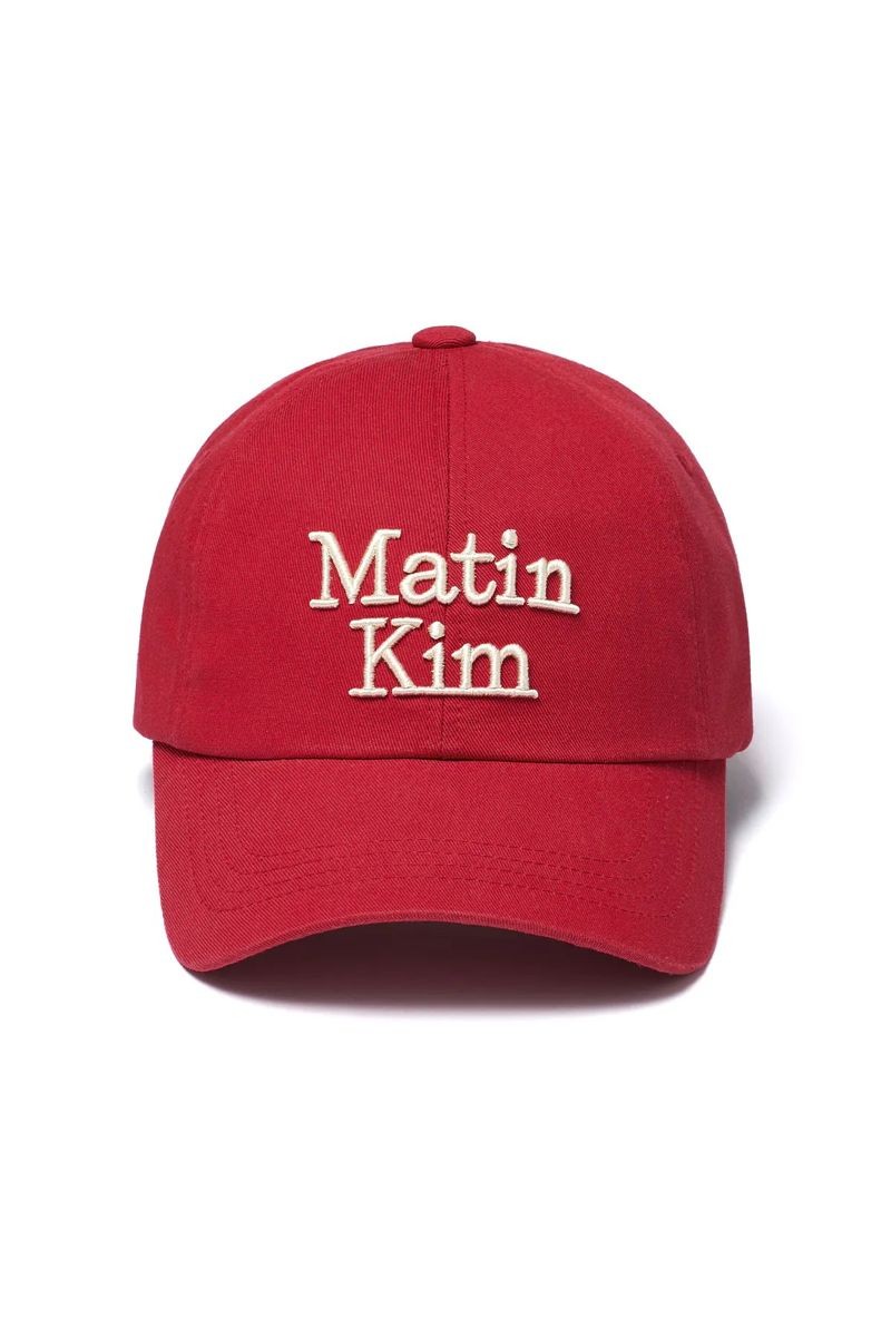 MATIN KIM立體LOGO刺繡棒球帽(紅色)。NT$1,690(MATIN KIM提供)