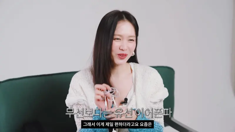 ▲孫藝真不愛用無線耳機，傳統有線的對她來說最方便。（圖／VOGUE KOREA YouTube）