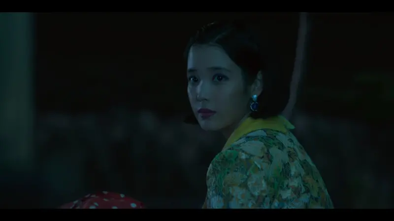 ▲IU在劇中畫上「超前衛妝容」，笑說這是黑歷史。（圖／Netflix）