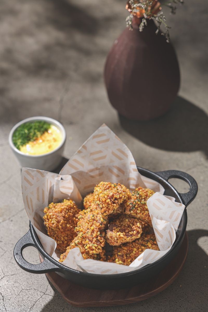 包裹蕎麥脆粒的「山林脆麥炸雞」,搭佐檸檬薑黃醬,讓風味更有層次。(360元/份,CHALET V提供)