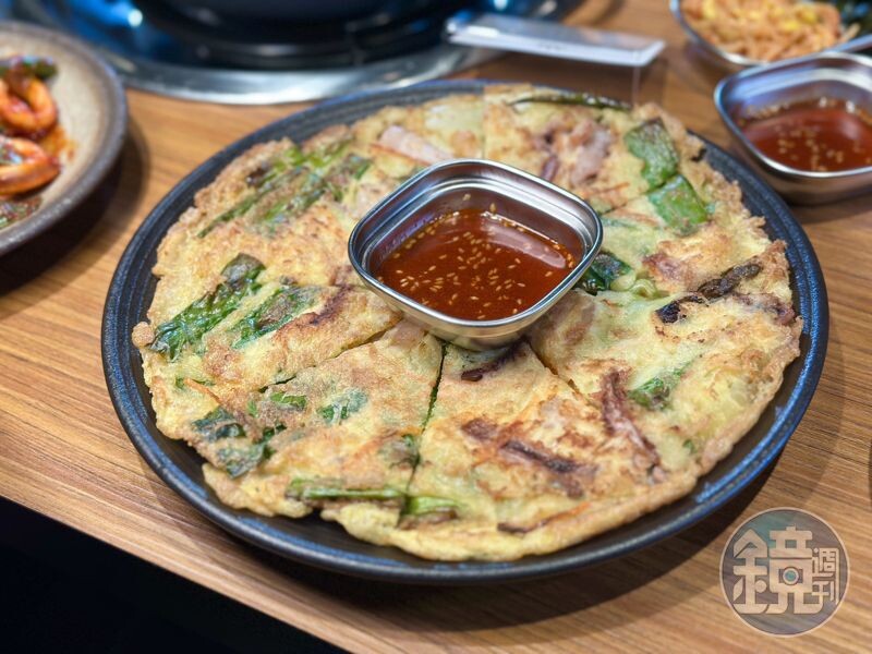 「海鮮煎餅」薄脆料多，沾醬吃更夠味。（280元／份）