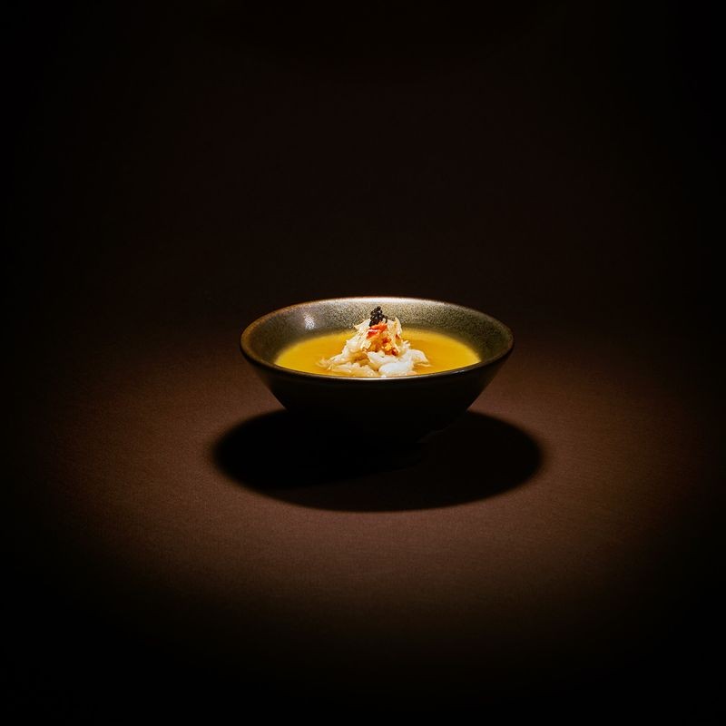 帝王蟹膏蒸蛋亦以單人份「位上」形式呈現,將蟹膏與蒸蛋的綿密完美融合。(橘色提供)