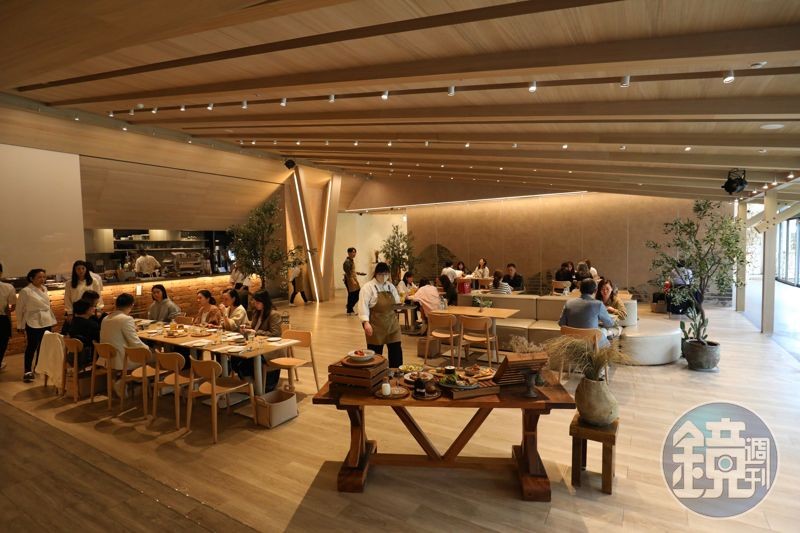 巨大的斜屋頂與超寬桌距,為「CHALET V」營造出穿透力十足的空間感。