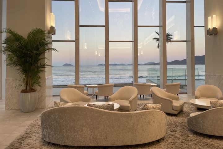 ▲唐津 Seaside Hotel氣派大廳配上海景。　記者-何昕穎／攝影