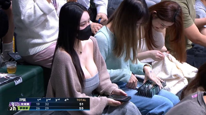 超凶女球迷看球的畫面，在網路上瘋傳。（翻攝TPBL YouTube）